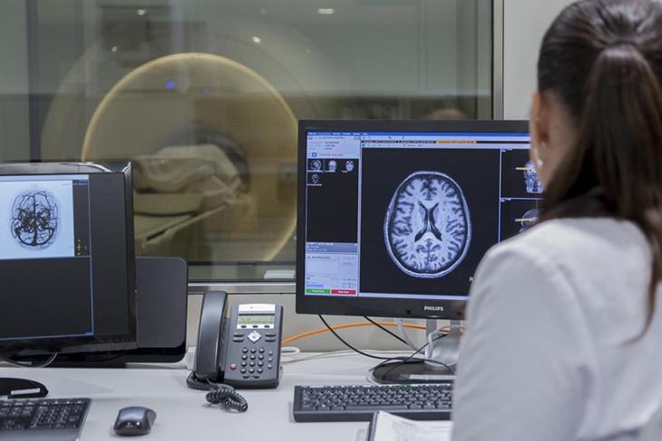 Participante del Estudio Alfa + realizando una prueba de resonancia magnética cerebral en el BBRC