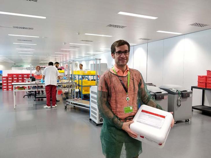 Marc Suárez-Calvet del BBRC recogiendo muestras del cordón umbilical en el Banc de Sang i Teixits