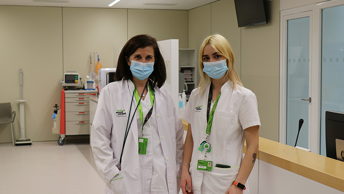 La anestesista Olga Comps y la infermera Maria Emilio, después de realizar una punción a un participante. 