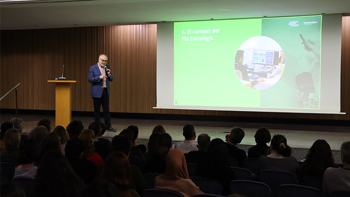 El Dr. Arcadi Navarro presentando el plan estratégico